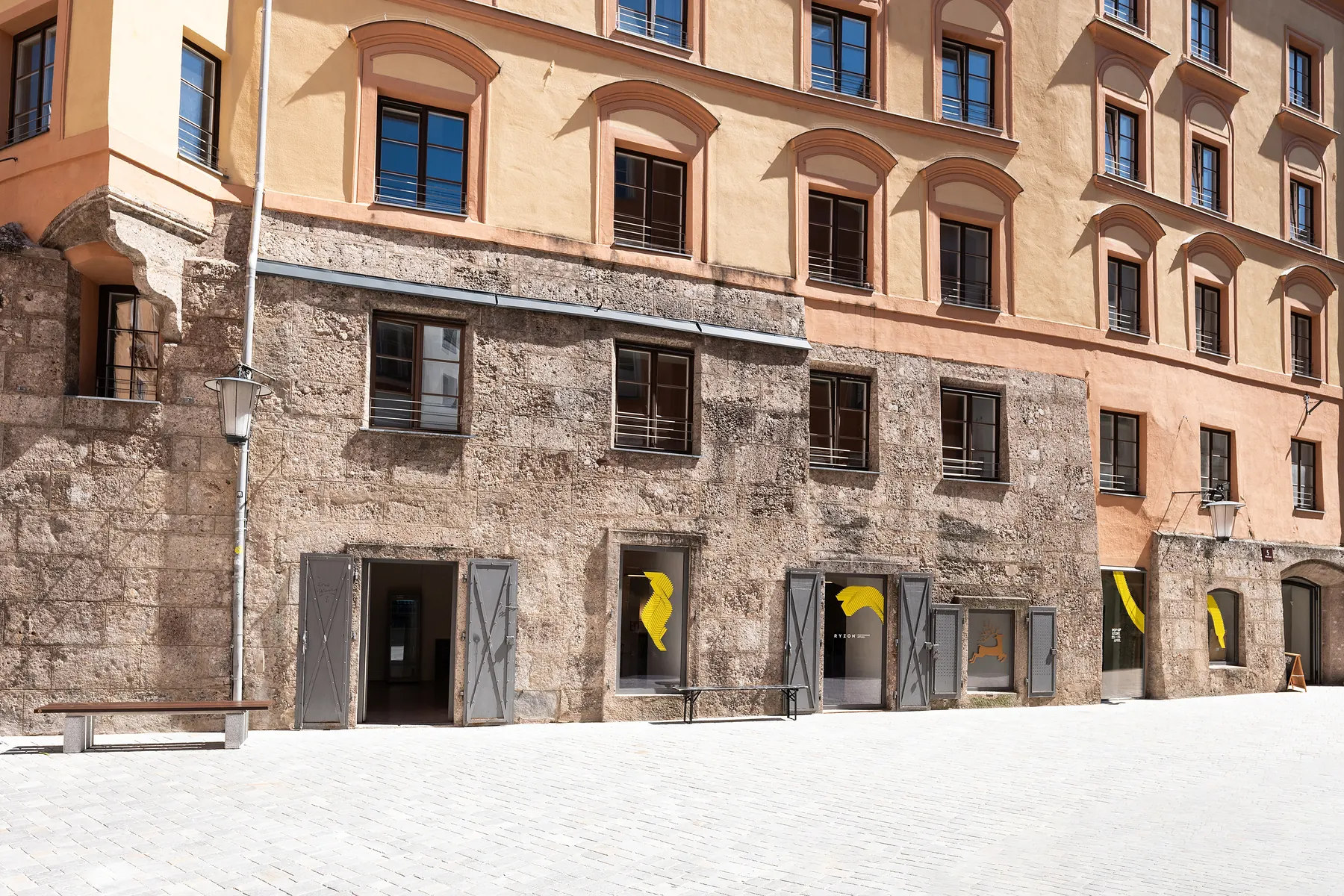 Historische Fassade und Geschäftsflächen im Goldenen Hirsch
